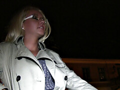 Blondine, Schwanz, Brille, Handjob, Im freien, Muschi, Strümpfe, Tätowierung