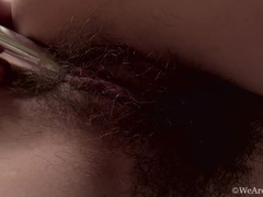 Brunette brune, Poilue, Lingerie, Masturbation