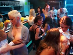 Blond, Bruinharig, Pop, Zoenen, Lesbisch, Orgie, Swinger, Nat