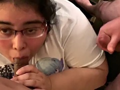 ぽっちゃり, デカチン, デカパイ, 毛深い, フェラする, 三人, オッパイの