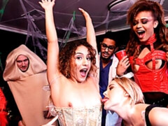 Sucer une bite, Brunette brune, En levrette, Branlette thaïlandaise, Orgie, Rasée, Adolescente, Nénés