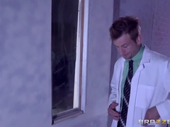 Sucer une bite, Brunette brune, Médecin, Seins naturels, Infirmière, Pov, Réalité