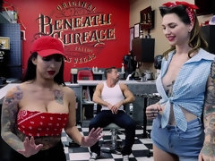 Sucer une bite, En levrette, Hd, Léchez, Chatte, Chevaucher, Tatouage, Plan cul à trois