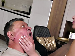 18 ans, Sucer une bite, Queue, Lunettes, Seins naturels, Petite femme, Adolescente, Nénés