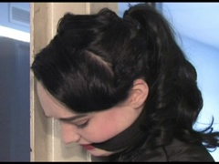 Enthousiasteling, Bruinharig, Aangekleed, Kokhalzen, Hakken, Vastgebonden