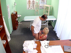 Enthousiasteling, Grote mammen, Pijpbeurt, Arts, Vingeren, Likken, Student, Uniformpje