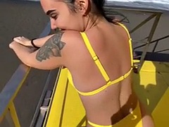 Strand, Hardcore, Masturbatie, Rijpe lesbienne, Buiten, Sportoefening, Tatoeage, Tiener