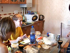 18 jahre, Grosser schwanz, Blasen, Braunhaarige, Russisch, Jungendliche (18+), Flotter dreier