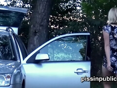 Tussi, Blondine, Süss, Tschechisch, Milf, Im freien, Pissen, Solo