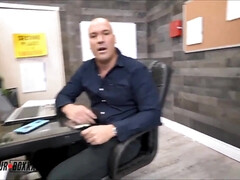 Lieveling, Grote lul, Grote mammen, Sperma shot, Diep in de keel, Kantoor, Tiener, Tieten likken