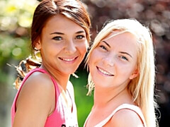 お尻, レズビアン, オナニー, 自然山雀, アウトドア, オマンコ, 剃毛, ガリガリ