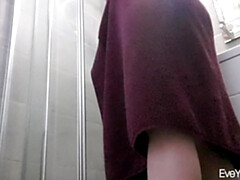 Amateur, Derrière les coulisses, Brunette brune, Collège université, Dortoir, Fétiche, Douche, Solo