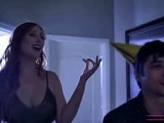 Grote lul, Grote mammen, Sperma shot, Diep in de keel, Hd, Orgasme, Tatoeage, Tieten likken