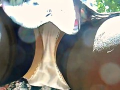 Despelote, Al aire libre, Sexo soft, Medias largas, Bajo la falda