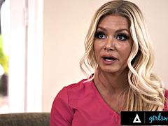 Lieveling, Grote mammen, Blond, Lesbisch, Moeder die ik wil neuken, Stiefmoeder, Trio, Tieten likken