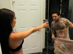 Salle de bains, Gros seins, Sucer une bite, Tir de sperme, Gorge profonde, Noir ébène, Hard, Interracial