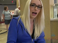 Enthousiasteling, Grote mammen, Blond, Vriendin, Brillen, Kut duiken, Geschoren, Tieten likken