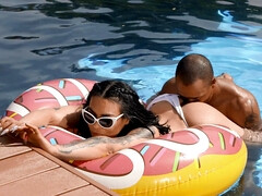 Bikini, Engañando, Corridas faciales, Sexo duro, Interracial, Besar, Latina, Piscina