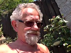 Flotter vierer, Oma, Gruppe, Handjob, Lecken, Orgie, Im freien, Pool