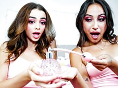 18 años, Culo grande, Mamada, Estilo perrito, Ffm, Tetas naturales, Adolescente, Tetas