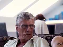 Sucer une bite, Brunette brune, Papa, Grandpère, Hard, Hd, Adolescente, Nénés