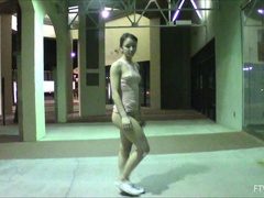 Dansant, Extrême, Béant, Masturbation, Orgasme, Public, Solo, Sous la jupe