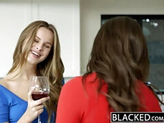 Blondine, Blasen, Braunhaarige, Frau frau mann, Absätze, Interrassisch, Lingerie, Flotter dreier