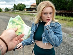 Grosser arsch, Grosser schwanz, Grosse titten, Blasen, Hundestellung, Im freien