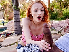 Kehlenfick, Interrassisch, Monster, Im freien, Zierlich, Rotschopf, Rasiert, Titten