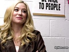 18 jaar, Enthousiasteling, Badpak, Diep in de keel, Gezin, Kokhalzen, Kantoor, Spion