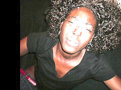 Noire, Énorme, Nénés