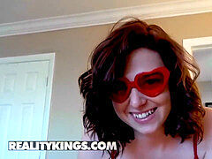 デカチン, 彼女