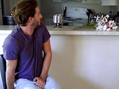 18 jaar, Kinderoppas, Grote mammen, Pijpbeurt, Dochter, Lul, Hardcore, Moeder