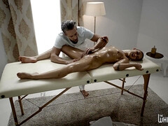 Arsch, Blasen, Braunhaarige, Spermaladung, Hardcore, Massage, Muschi, Jungendliche (18+)