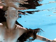 Fetisch, Hd, Ungarisch, Zierlich, Pool, Öffentlich, Dürr, Titten