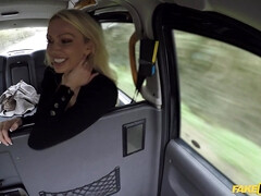 Leie, Arschlecken, Grosse titten, Blondine, Auto, Handjob, Lecken, Muschi