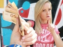 Blonde, Sucer une bite, Tir de sperme, Branlette thaïlandaise, De plein air, Pov, Dénudage, Adolescente