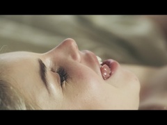 ベッドルーム, ビキニ, ブロンド, 足, ヌード, パンティ, ふっくら乳首, スカート