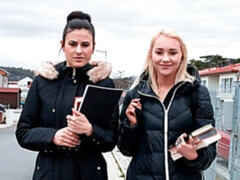 Anaal, Kont, Blond, 1 man 2 vrouwen, Handbeurt, Kousen, Tiener, Trio