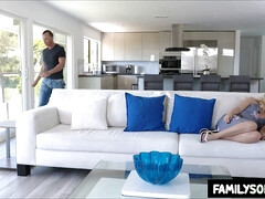 Homme nu et filles habillées, Tromperie, Papa, En levrette, Hard, Hd, Tabou, Adolescente