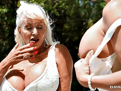 Grosse titten, Blondine, Braut, Kleid, Oma, Milf, Muschi, Strümpfe