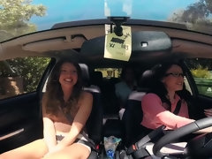 Mamada, Morena, Coche, Novia, Masturbación, Tetas naturales, Al aire libre, Coño