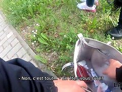 Law4k. female vole des portefeuilles dans le parc