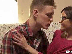 Минет, Брюнетки, Колледж, Семяизвержение, Очки, Поцелуи, Белье, Молоденькие