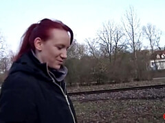 Enthousiasteling, Pijpbeurt, Stel, Sperma in gezicht, Eerste keer, Klein, Openbaar, Tatoeage