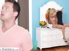 デカパイ, ブロンド, バック, 手コキする, なめる, ストリッピング, タトゥー, のぞき