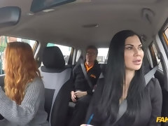 Kont, Pijpbeurt, Auto, Hondjeshouding, 1 man 2 vrouwen, Likken, Masturbatie, Buiten