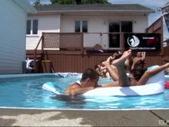 Блондинки, Брюнетки, Семяизвержение, Сперма на лице, Группа, На природе, Реалити