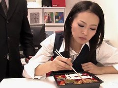 アジア人, フェラチオ, カワイイ, 足, 足フェチ, 日本人, オフィス, 穴開きパンティ