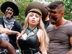 In den arsch, Arsch, Grosser arsch, Blondine, Hundestellung, Gruppe, Handjob, Im freien